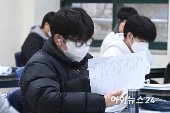 2023학년도 대학수학능력시험(수능시험)이 17일 전국 84개 시험지구 1,300여 개 시험장에서 일제히 열린 가운데 서울 종로구 경복고등학교(제15지구 제1시험장)에서 시험장에 입실한 수험생들이 1교시 시험을 앞두고 준비하고 있다. [사진=사진공동취재단]