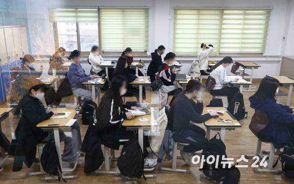 2023학년도 대학수학능력시험(수능시험)이 17일 전국 84개 시험지구 1,300여 개 시험장에서 일제히 열린 가운데 서울 영등포구 여의도여자고등학교(제13지구 제14시험장)에서 시험장에 입실한 수험생들이 1교시 시험을 앞두고 준비하고 있다. [사진=사진공동취재단]