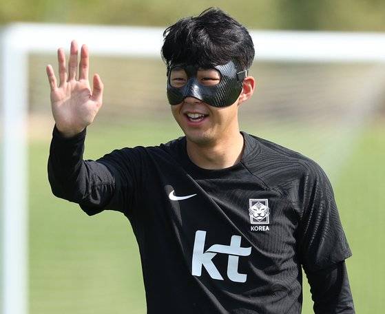 해설위원으로 카타르 현지를 방문한 축구대표팀 옛 동료 이승우에게 인사하는 손흥민. 연합뉴스