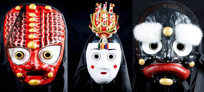 소무(가운데)는 노장스님(오른쪽) 앞에서 교태를 부려 그동안 쌓은 불심을 파괴한다. 왼쪽은 취발이탈.