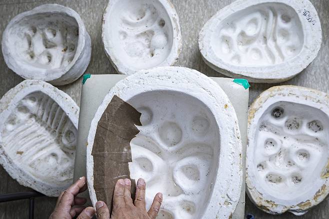 석고틀을 이용해 탈을 만드는 방법을 고안한건 1960년대에 1세대 봉산탈춤 회원들이다. 초배지를 바른 탈틀에 3일동안 물에 불린 황지를 풀로 다섯겹 정도 바른 뒤 말리면 종이탈의 바탕이 완성된다.