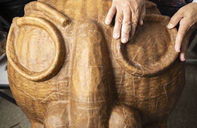 석고틀에서 뜯어낸 종이탈은 황지를 덧붙이며 더 견고하게 만든다.