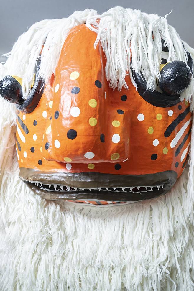 완성된 사자탈의 모습. 제5과장에 등장하는 사자탈은 성인 몸통보다 큰 크기다.