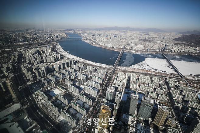 서울 송파구 롯데타워 서울 스카이 전망대에서 내려다본 강남의 전망. 한국의 ‘특권 중산층’은 부동산 이익으로 부를 증대시켰다. 이준헌 기자