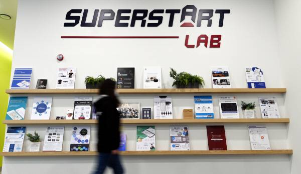 LG가 발굴한 11개의 스타트업이 입주해 있는 서울 강서구 마곡동 LG사이언스파크 내 슈퍼스타트랩 입구. 박윤슬 기자