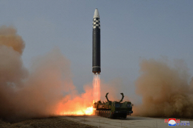 북한 조선중앙통신이 지난 3월 25일 김정은 국무위원장의 지도 아래 시험발사를 했다고 보도한 ‘화성-17형’ 신형 대륙간탄도미사일(ICBM)의 발사 모습. 조선중앙통신·연합뉴스