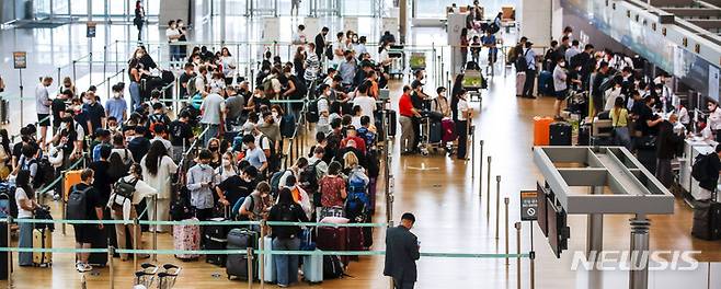 [인천공항=뉴시스] 인천국제공항 1터미널 출국장이 여행객들로 붐비고 있다. (사진=뉴시스 DB). photo@newsis.com