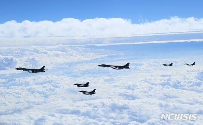 [서울=뉴시스]미국과 일본이 19일 연합공중훈련을 실시하고 있다. 미 공군 전략폭격기 B-1B 2대와 일본 항공자위대 전투기 F-2 5대가 참여했다. (사진=일본 항공자위대 트위터 캡처) 2022.11.19.