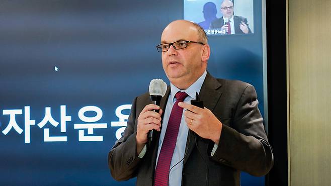 레온 골드펠트 JP모건 아시아태평양 멀티에셋솔루션본부장이 17일 서울 여의도 한화자산운용에서 열린 기자간담회에서&nbsp;발언하고 있다. 한화자산운용 제공&nbsp;