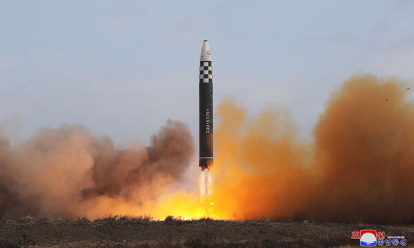 북한이 지난 18일 김정은 국무위원장의 지도 아래 신형의 대륙간탄도미사일 화성-17형을 시험 발사했다. 평양 조선중앙통신=연합뉴스
