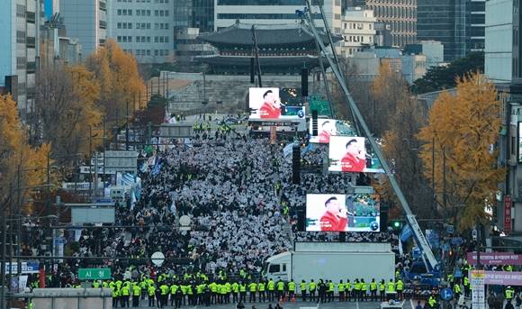 19일 오후 서울 중구 숭례문 인근에서 촛불전환행동 주최로 윤석열 정부의 퇴진을 요구하는 촛불집회가 열리고 있다. 2022.11.19 연합뉴스