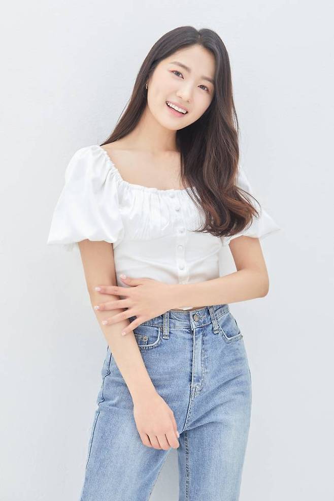 영화 '동감'(감독 서은영)의 배우 김혜윤이 14일 진행된 인터뷰를 위해 포즈를 취하고 있다. 1999년의 '용'과 2022년의 '무늬'가 우연히 오래된 무전기를 통해 소통하면서 벌어지는 이야기를 그린 청춘 로맨스 '동감'은 오는 16일 개봉한다. /사진제공=고고스튜디오 2022.11.14 /사진=이동훈 기자 photoguy@