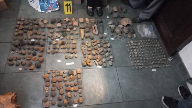 과테말라 거주 미국인 집에서 발견된 고고학적 물품들 [과테말라 경찰청 트위터 캡처. 재판매 및 DB 금지]