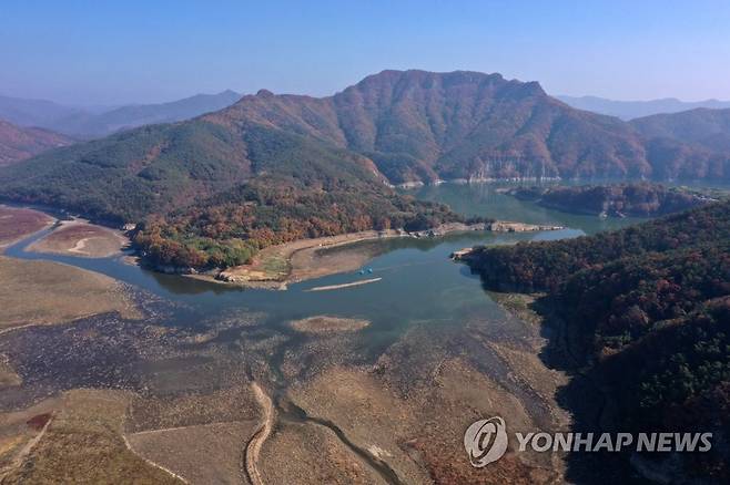 바닥 드러나는 광주 식수원 동복호 (화순=연합뉴스) 조남수 기자 = 가뭄이 장기화하고 있는 전남 화순 동복호의 저수율이 32%대에 그치며 바닥이 드러나고 있다. 2022.11.2 iso64yna.co.kr