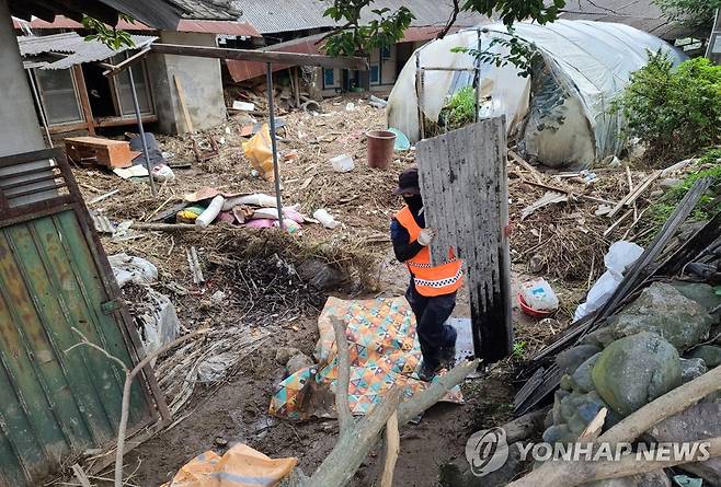 지난 8월 17일 집중호우로 피해가 발생한 충남 부여군을 찾아 수해복구 지원활동을 펼치고 있다. [소방청 제공. 재판매 및 DB 금지]