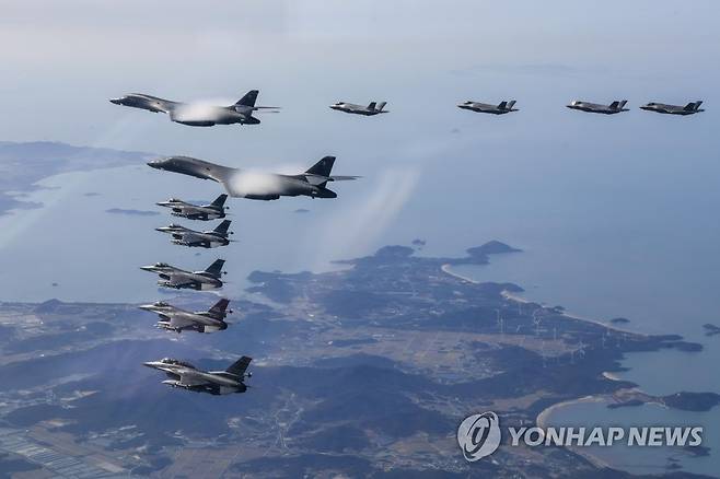 미 전략폭격기 B-1B 한반도 재전개 (서울=연합뉴스) 합동참모본부는 한미가 19일 미 공군의 B-1B 전략폭격기가 한반도에 재전개한 가운데 연합공중훈련을 실시했다고 밝혔다. 미국 전략폭격기 B-1B의 한반도 재전개는 북한의 대륙간탄도미사일(ICBM) 도발 하루 만에 이뤄졌다. 
    한미 연합공중훈련은 한국 공군의 F-35A와 미 공군의 F-16 전투기가 한국방공식별구역(KADIZ)으로 진입하는 미 B-1B 전략폭격기를 호위하면서 연합 편대비행을 실시하는 방식으로 진행됐다. 
    우리 공군 F-35A와 미 공군 F-16이 각 4대가 투입됐다. B-1B는 이달 5일 한미 연합공중훈련 '비질런트 스톰' 이후 14일 만에 다시 한반도에 출격했다. 이날 한반도에 전개한 B-1B는 지난달 괌에 전진 배치된 4대 중 2대인 것으로 알려졌다. 사진은 이날 한미 연합공중훈련 모습. 2022.11.19 [합참 제공. 재판매 및 DB 금지] photo@yna.co.kr