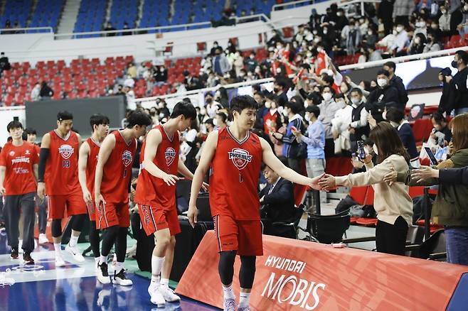 19일 홈 개막전 승리 후 팬들과 인사하는 현대모비스 선수들. [KBL 제공. 재판매 및 DB 금지]