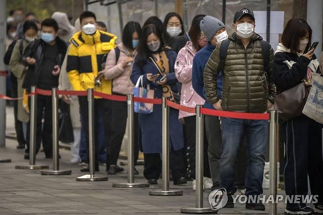 18일 코로나19 검사 받기위해 줄 선 베이징 시민들 (AP=연합뉴스)