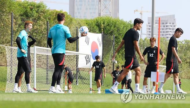 대회 개막 하루 앞으로, 오늘도 훈련하는 대표팀 (도하=연합뉴스) 김도훈 기자 = 2022 카타르 월드컵 개막을 하루 앞둔 19일(현지시간) 카타르 도하 알에글라 훈련장에서 대표팀 선수들이 몸풀기 운동을 하고 있다. 2022.11.19 superdoo82@yna.co.kr