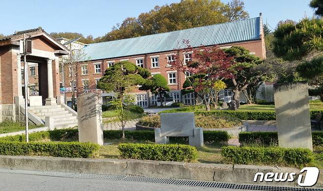 전북 전주신흥학교 교정에 위치한 전주 완산희현당사적비 모습.(전주시 제공)2022.11.20/뉴스1
