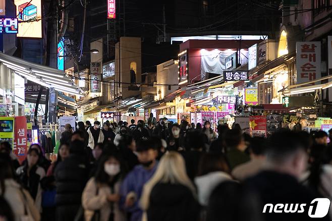 2023학년도 대학수학능력시험일이었던 지난 17일 오후 서울 마포구 홍대거리가 북적이고 있다. /뉴스1 ⓒ News1 이승배 기자