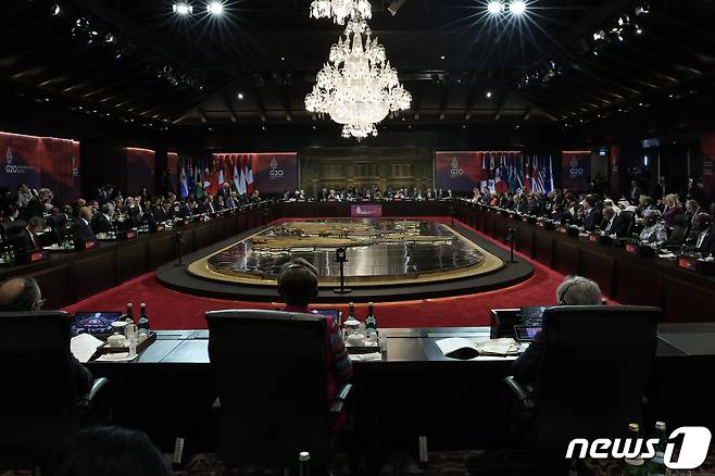 윤석열 대통령이 15일(현지시간) 인도네시아 발리의 한 호텔에서 열린 G20 정상회의에 참석해 자리하고 있다. (대통령실 제공) 2022.11.16/뉴스1 ⓒ News1 오대일 기자