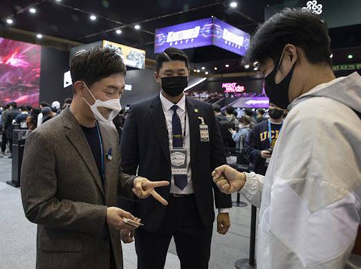 박정무 피파온라인4 그룹장이 유저와 ‘가위·바위·보로 박정무를 이겨라’ 현장이벤트를 진행하고 있다. &nbsp;제공 | 넥슨