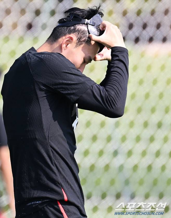 19일 축구국가대표팀 선수들이 카타르 도하 알 에글라 트레이닝센터에서 훈련을 했다. 무더운 날씨에 마스크를 잠시 벗은 손흥민. 도하(카타르)=송정헌 기자songs@sportschosun.com/2022.11.19/