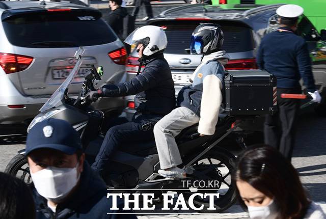 20일 오전 서울 동대문구 경희대학교에서 2023학년도 대입 수시전형 논술시험을 마친 수험생이 다른 대학의 시험을 치르기 위해 퀵서비스 오토바이를 타고 이동하고 있다. /이새롬 기자