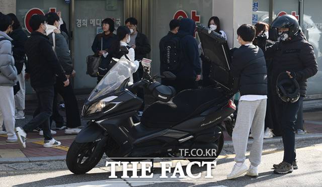 한 수험생이 다른 학교 시험 응시를 위해 퀵서비스 오토바이를 이용하고 있다.