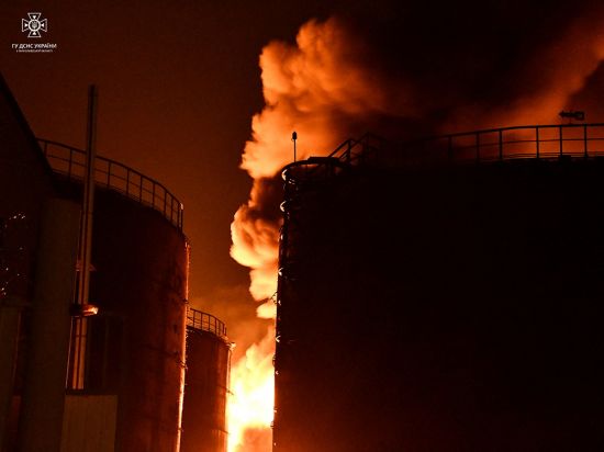 우크라이나 남부 미콜라이우에 있는 해바라기유 저장탱크가 러시아의 자폭 드론 공격을 받아 불타는 모습. 우크라이나 당국은 자폭 드론이 이란제 샤헤드-136인 것으로 추정하고 있다.(이미지 출처=로이터연합뉴스)