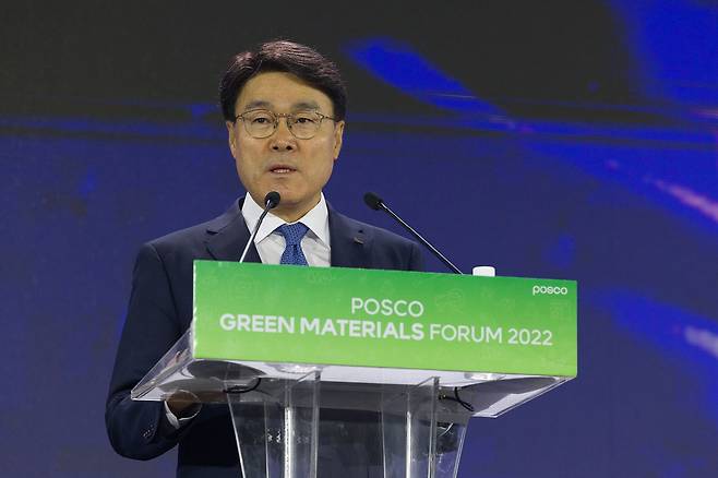 최정우 포스코그룹 회장이 지난 1일 인천 연수구 송도컨벤시아에서 열린 '친환경소재포럼 2022'에서 기조연설 하고 있다. /포스코 제공