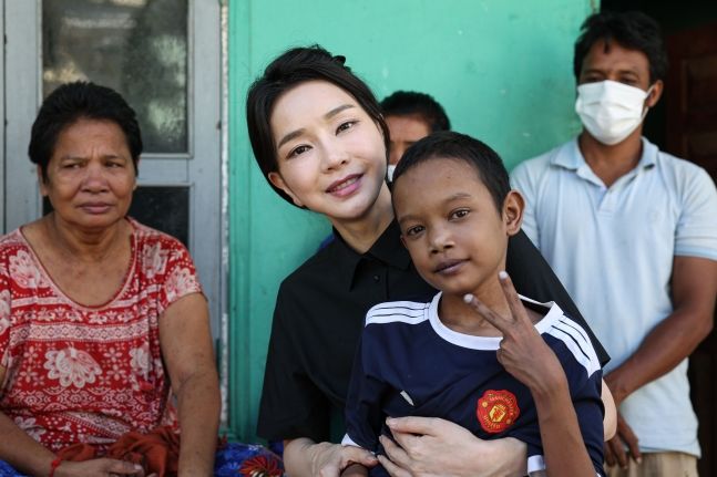 윤석열 대통령 부인 김건희 여사가 지난 12일 캄보디아 프놈펜에서 선천성 심장질환이 있는 14세 아동의 집을 찾아 아이를 안고 있다.ⓒ대통령실