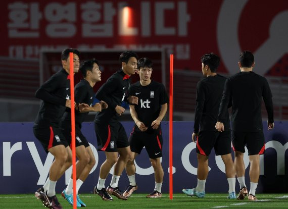 한국 축구대표팀 선수들이 14일(현지시간) 카타르 도하 알 에글라 트레이닝센터에서 열린 첫 훈련에 열중하고 있다. 뉴시스