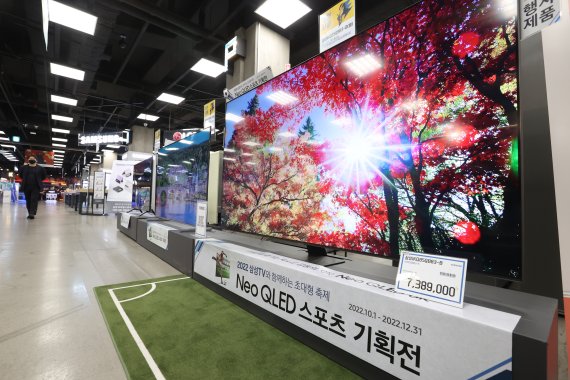 월드컵 기간을 맞아 TV 기획전을 진행하고 있는 서울 시내 대형마트 가전매장 모습