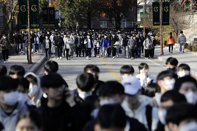 2023학년도 수시 논술 시험이 진행된 20일 오전 서울 종로구 명륜동 성균관대학교에서 성균관대 안전요원과 경찰들이 수험생들의 혼잡도를 낮추기 위해 학교에서 분리해서 내보내고 있다. 김명진 기자