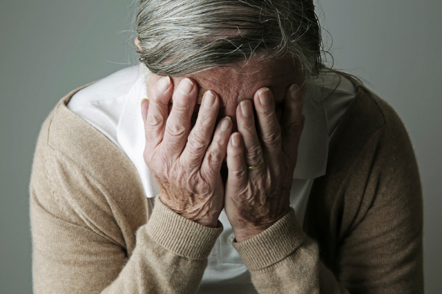 외로움이 큰 노인일수록 수술 후 사망할 위험이 더 높다는 연구 결과가 나왔다./사진=클립아트코리아