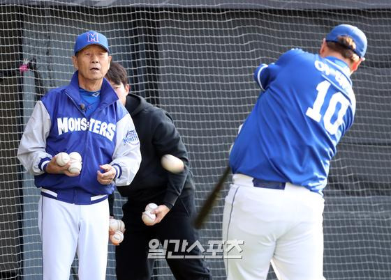 김성근 감독이 두산베어스와 JTBC 야구예능 '최강야구' 최강몬스터즈의 이벤트매치를 앞둔 20일 오전 서울 잠실야구장에서 훈련을 하며 이대호에게 배팅볼을 던져주며 타격지도를 하고 있다. 잠실=김민규 기자 mgkim1@edaily.co.kr