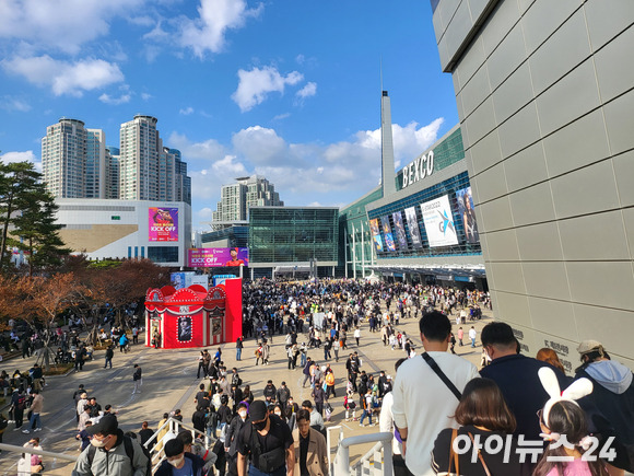 19일 오후 관람객들이 지스타 2022가 열린 부산 벡스코에서 발걸음을 옮기고 있다. [사진=박예진 기자]