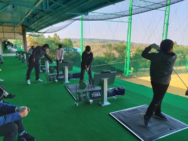 특별 교육과정으로 골프 수업 받는 창천초등학교 학생들