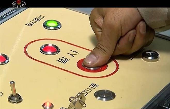 북한 조선중앙TV는 전날인 18일 신형 대륙간탄도미사일(ICBM) '화성-17형' 발사 과정을 기록한 영상을 19일 보도했다. 사진 조선중앙TV 캡처