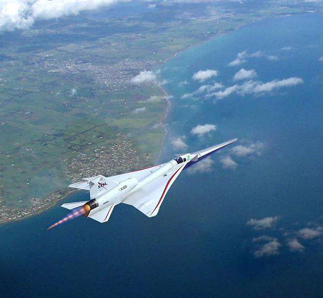초음속 돌파 시 나타나는 ‘소닉붐’이 크게 줄어들도록 설계된 비행기 ‘X-59’의 상상도. 미국 항공우주국(NASA)은 지난 15일(현지시간) X-59에 엔진을 탑재했으며, 내년에 첫 비행을 실시할 계획이라고 밝혔다. NASA 제공