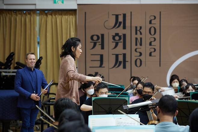 Ahn Yeo-ryeong (second from left) participates in KNSO's Conducting Workshop by Artistic Director David Reiland on Oct. 28. (KNSO)