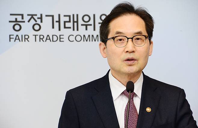 Fair Trade Commission Chairman Han Ki-jeong talks during a press conference held at Sejong Government Complex on Nov. 14. (Yonhap)