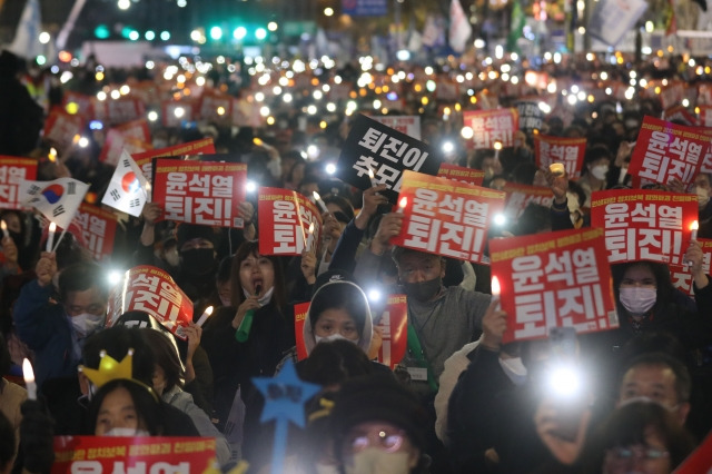 19일 오후 서울 중구 숭례문 일대에서 촛불전환행동 주최로 윤석열 정부를 규탄하는 촛불집회가 열리고 있다. 연합뉴스