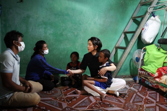 김건희 여사가 지난 12일(현지시간) 캄보디아 프놈펜에서 심장질환을 앓는 어린이의 집을 방문해 가족들을 위로하고 있다.  대통령실 제공