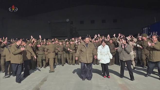 북한 조선중앙TV는 김정은 국무위원장이 참가한 지난 18일 ICBM 시험 발사 장면을 보도하면서 김 위원장의 딸 사진을 추가로 공개했다. [조선중앙TV 연합]