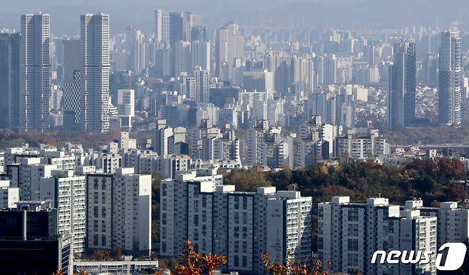 (서울=뉴스1) 장수영 기자 = 6일 서울 중구 남산에서 시내에 위치한 아파트 단지가 보이고 있다.   2022.11.6/뉴스1  Copyright (C) 뉴스1. All rights reserved. 무단 전재 및 재배포 금지.