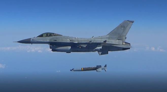 공군 KF-16 전투기가 2일 동해상에서 북방한계선(NLL) 이북을 향해 스파이스 2000 유도폭탄을 발사하고 있다. [연합]