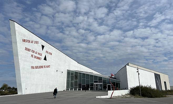 1996년 베스텐 지역 ‘예술의 섬’에 세워진 덴마크 최대 규모 현대미술관 아르켄. 독특한 건물은 해양 건축양식으로 해변에 위치하는 것이었지만 보존상의 이유로 낮은 사구 뒤와 석호 사이에 다시 지어졌다고 한다.